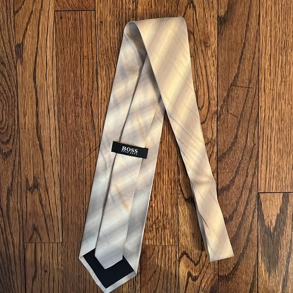 Hugo Boss Men’s Grey & Cream Striped Silk Neck Tie. Excellent condition - Picture 2 of 4